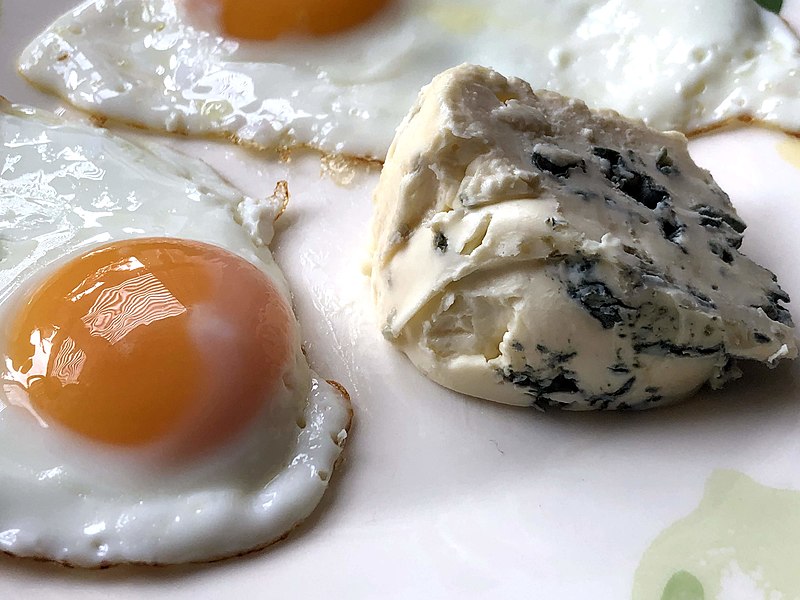 Legumes, fish, eggs and cured cheese